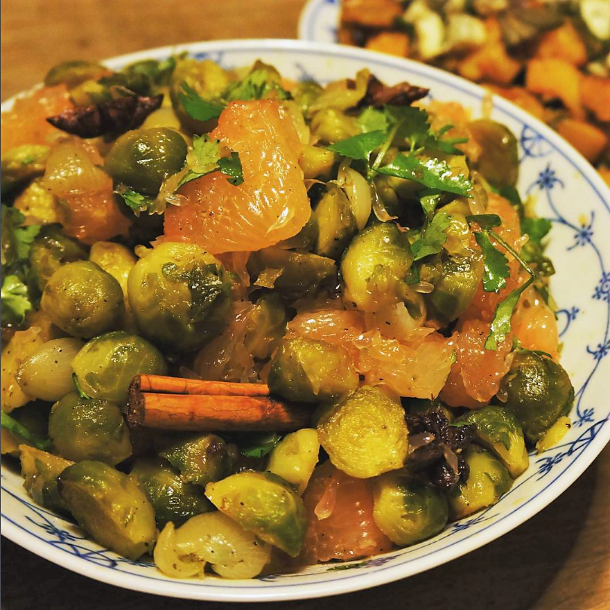 Du betrachtest gerade Gegrillter Rosenkohl-Salat mit Sternanis