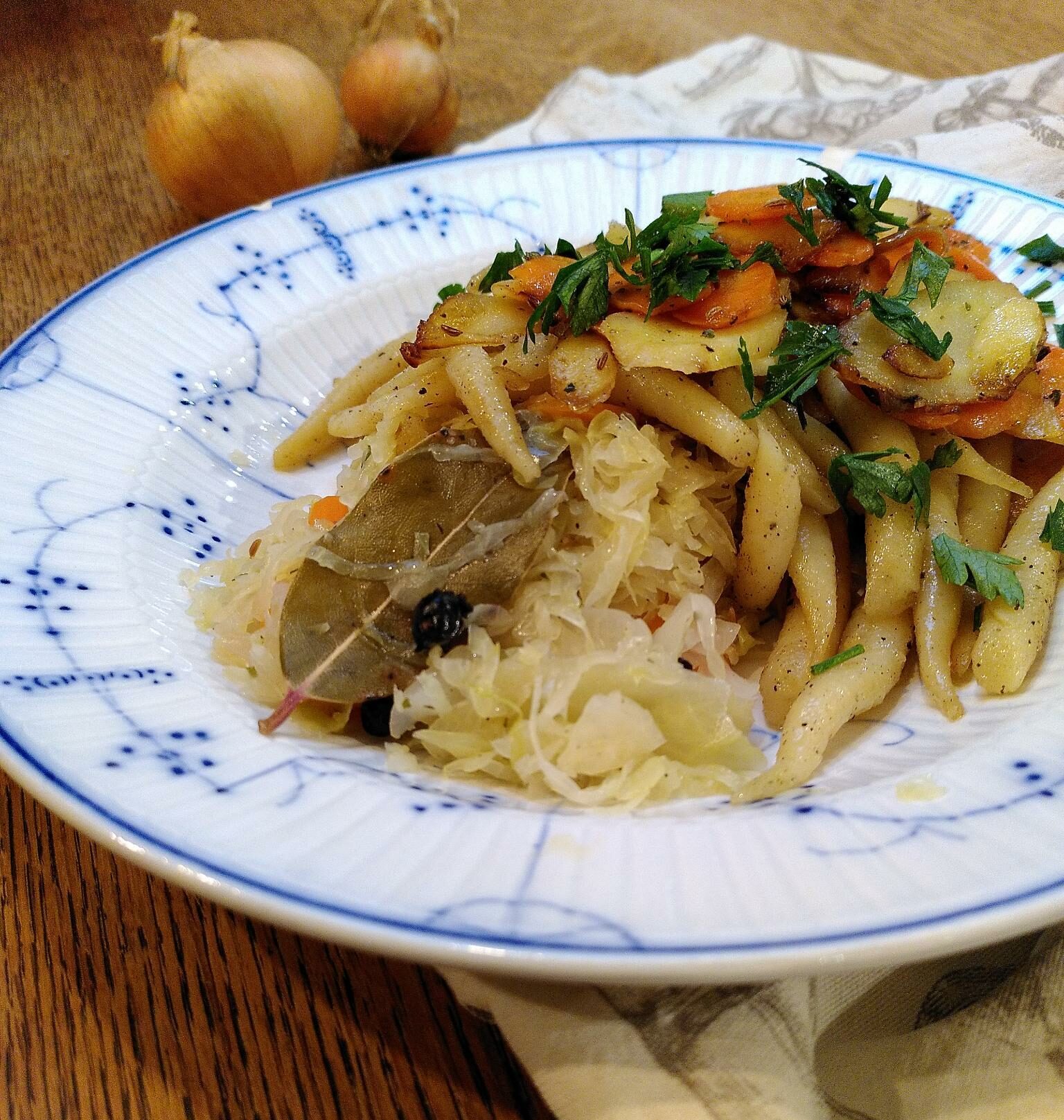 Du betrachtest gerade Schupfnudeln mit Wurzelgemüse und Sauerkraut