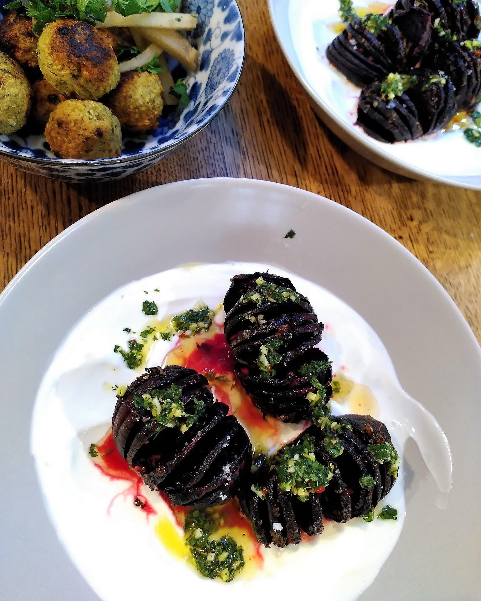 Du betrachtest gerade Hasselback-Rote-Bete mit Salsa