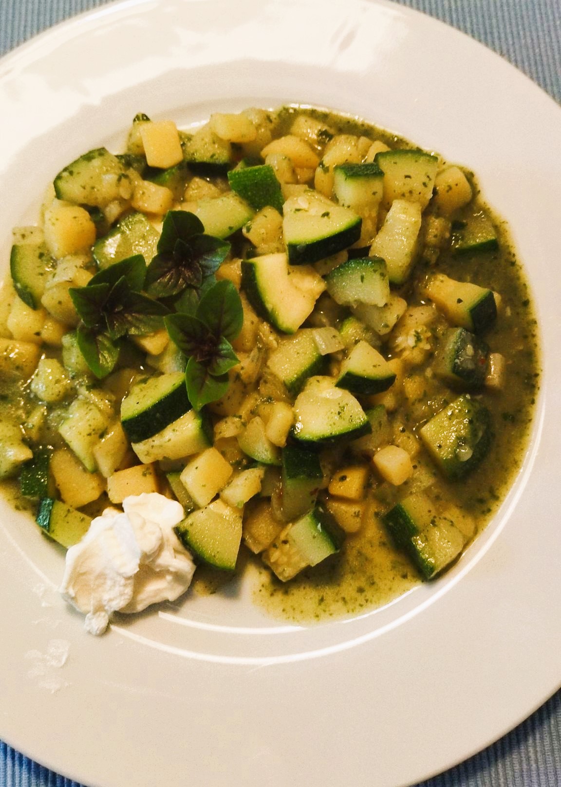 You are currently viewing Zucchini-Kartoffel-Topf mit Basilikum