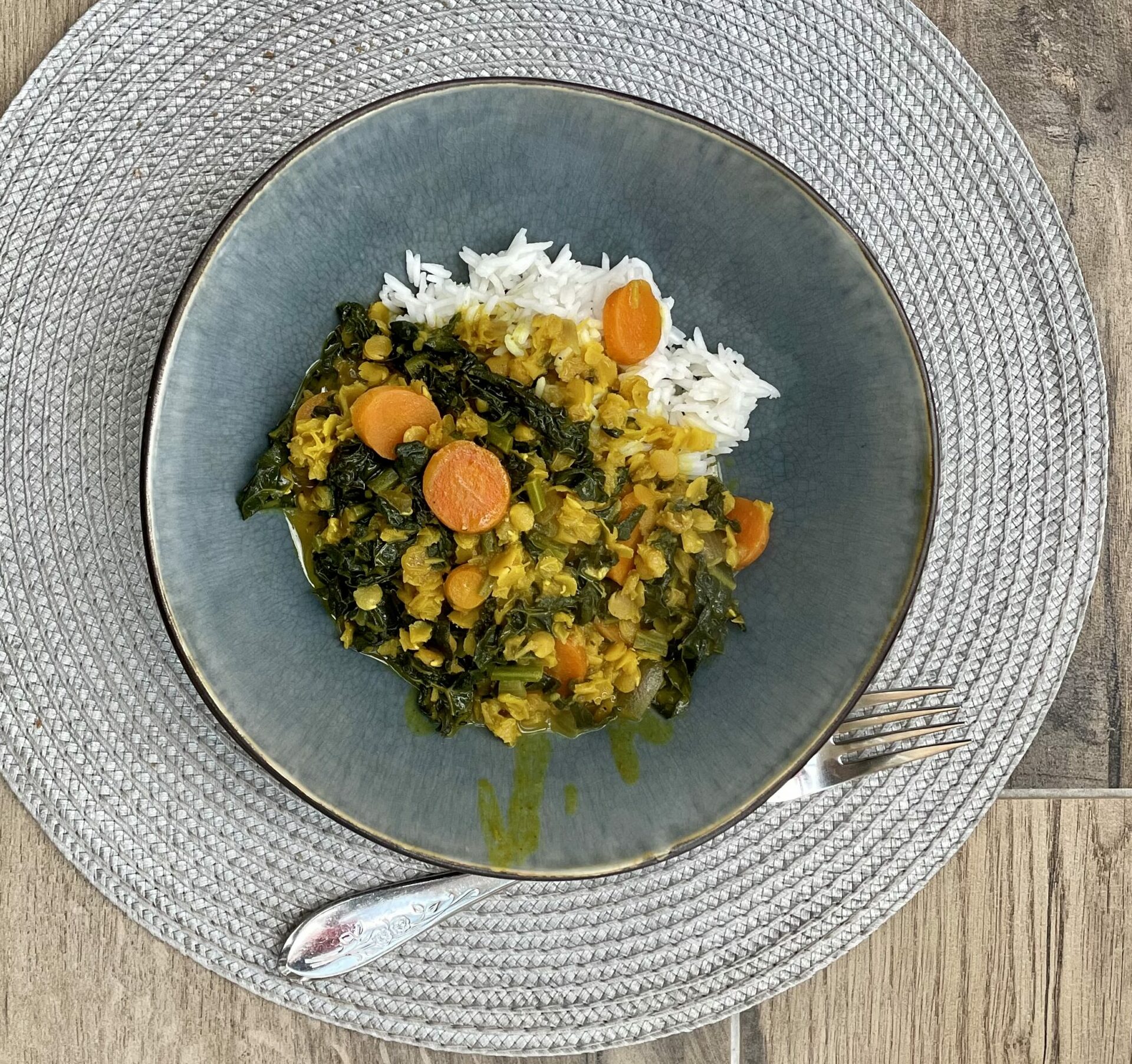 Du betrachtest gerade Schwarzkohlcurry