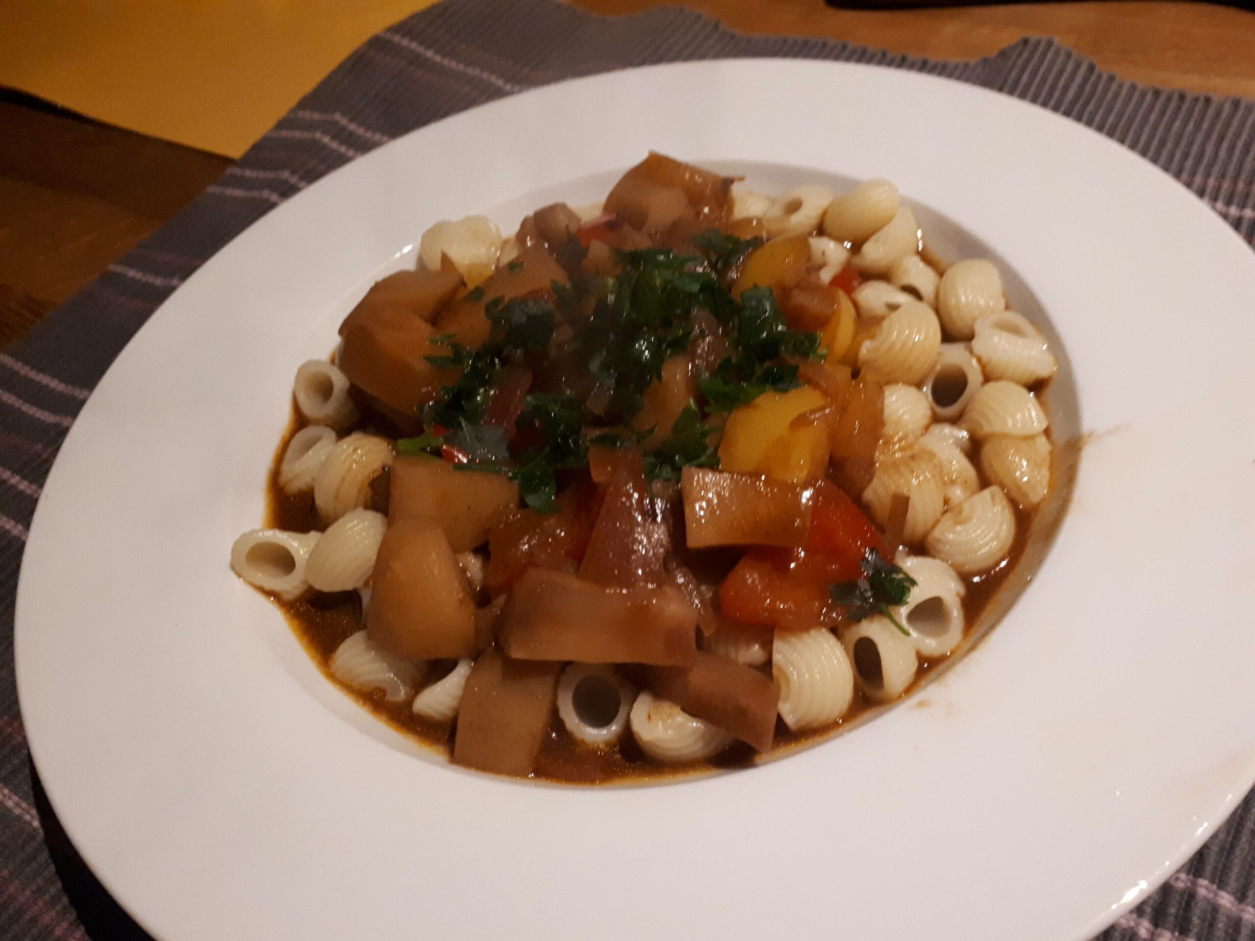 Du betrachtest gerade Buntes Pastinakengulasch