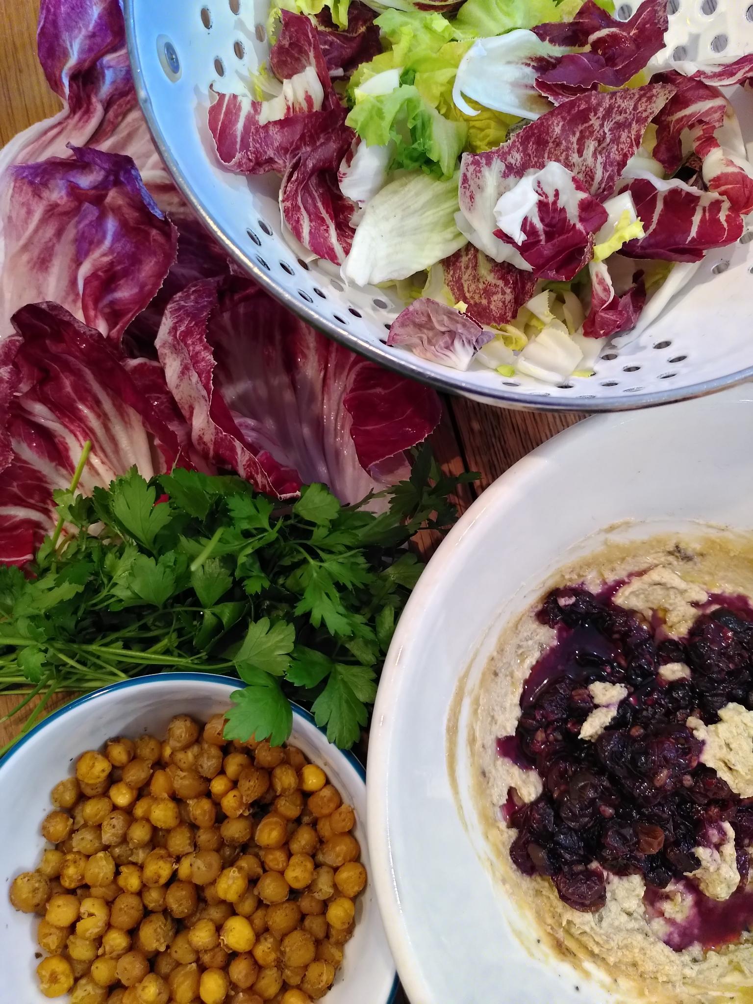 You are currently viewing Tahini Caesar Salad mit gerösteten Trauben